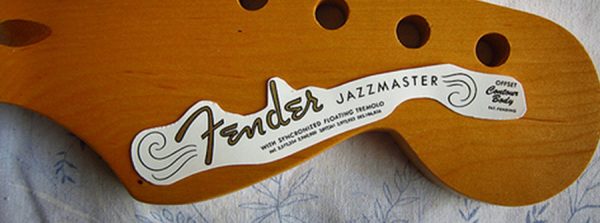 Remplacer le logo de sa guitare avec les décalcomanies à eau / Waterslide