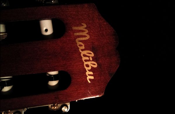 Décalcomanie à eau - Logo Malibu - Métallique Or - Tête de guitare classique