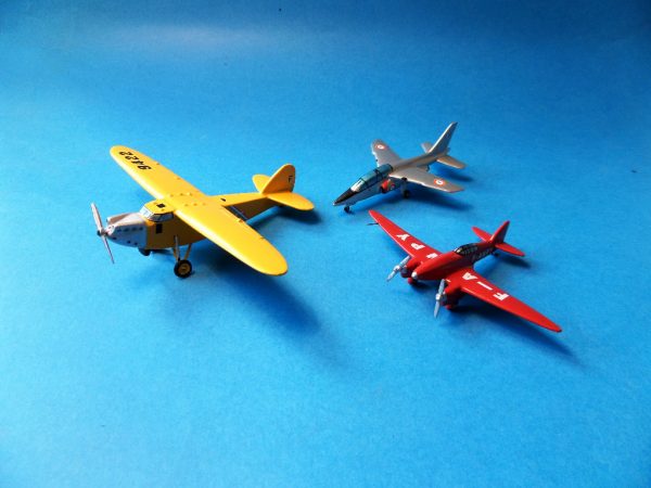Décalcomanies à eau blanches pour avions miniatures en métal