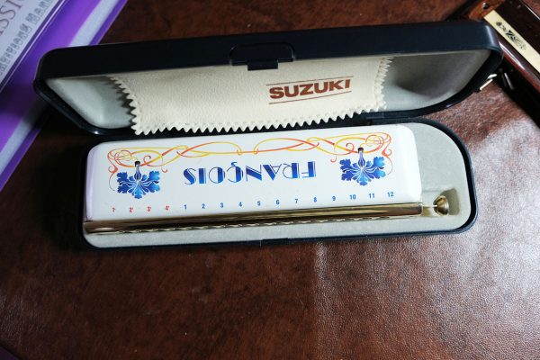 Decalcomanies a eau – Harmonica chromatique